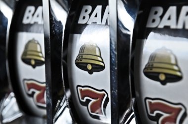 Over Under mechanics displayed across zeuz138 slot and live-dealer interfaces